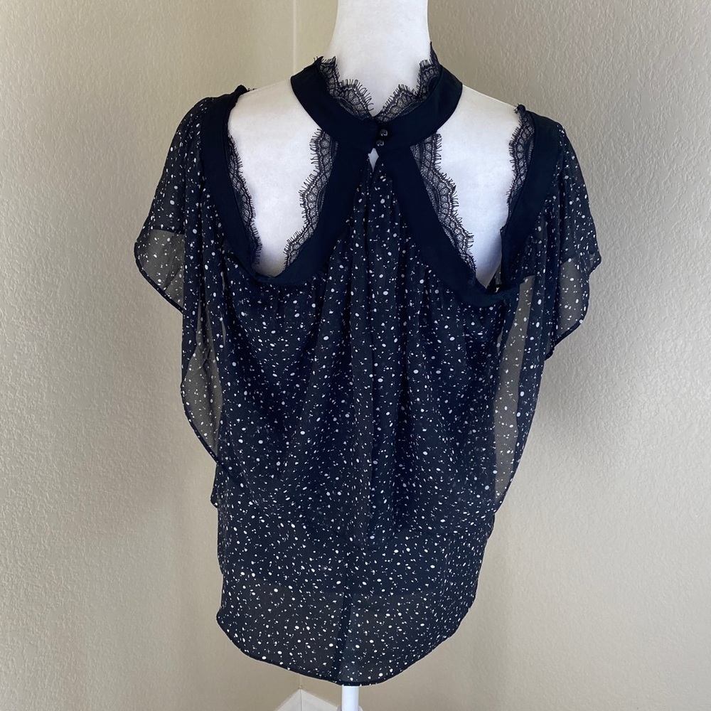 BAR III cold shoulder blouse. Criss-cross neck. Black/white pattern.Size L. - Picture 7 of 15